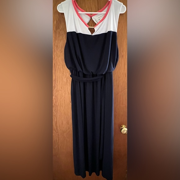 Dress with belt - Picture 1 of 2